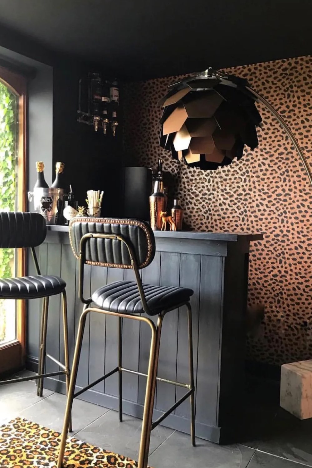 interieur couleur sourde eclectique bar en bois peint en noir papier peint tabouret élégant cuir et or