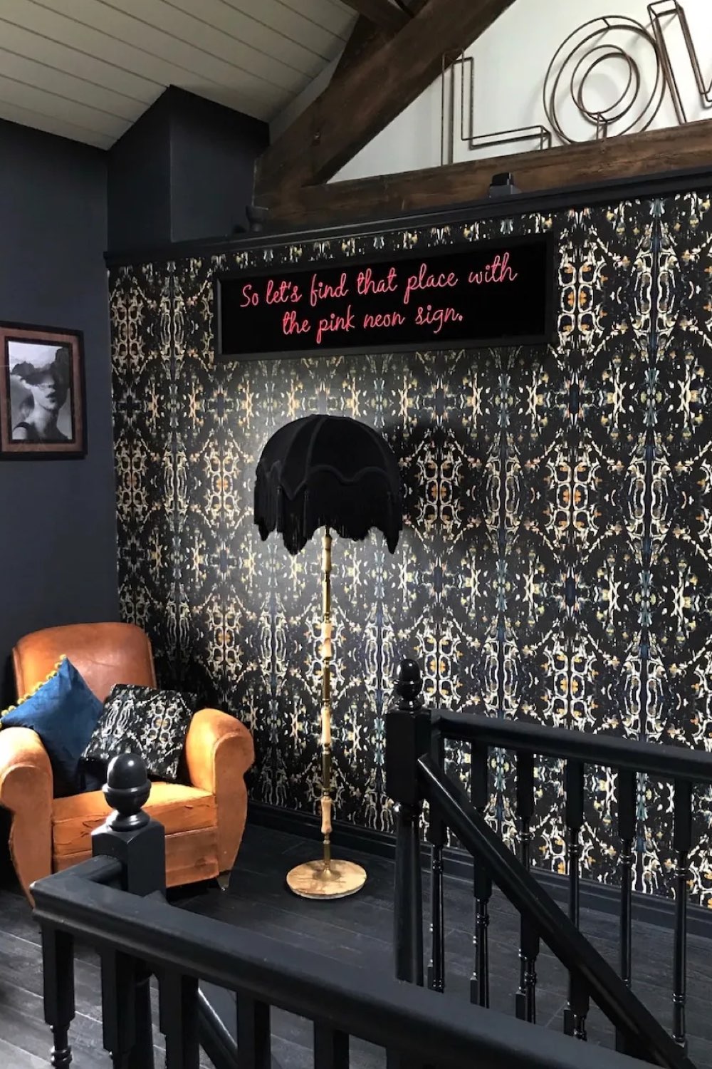 interieur couleur sourde eclectique ppier peint motif gothique lampe vintage fauteuil club en cuir naturel palier étage