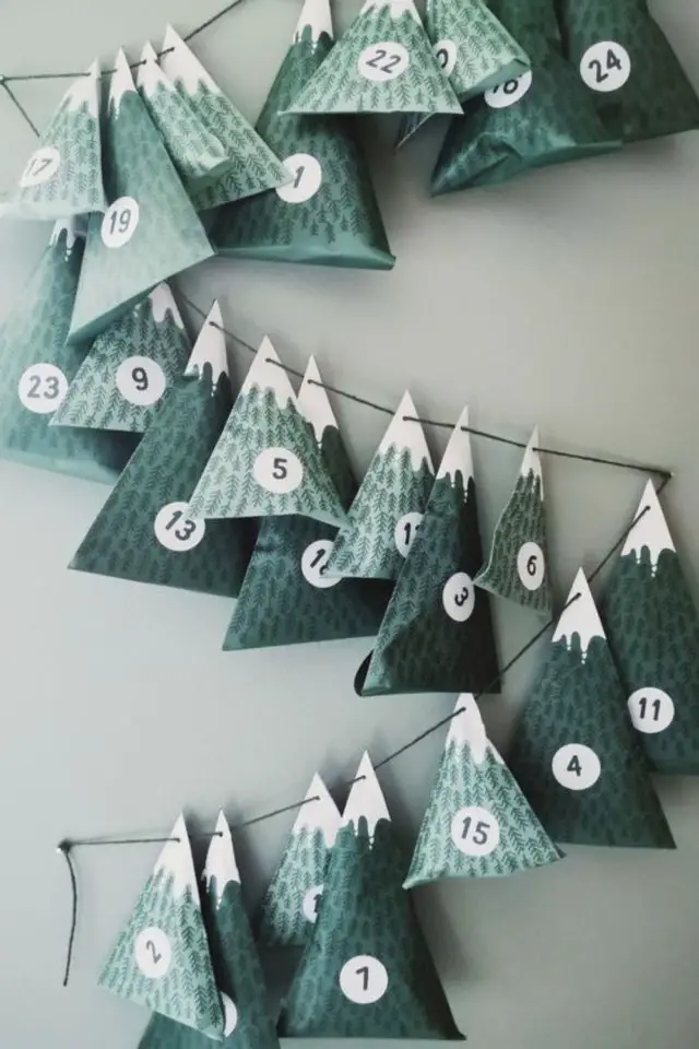 loisirs creatifs calendrier avent noel petites pochettes forme de sapin triangle origami