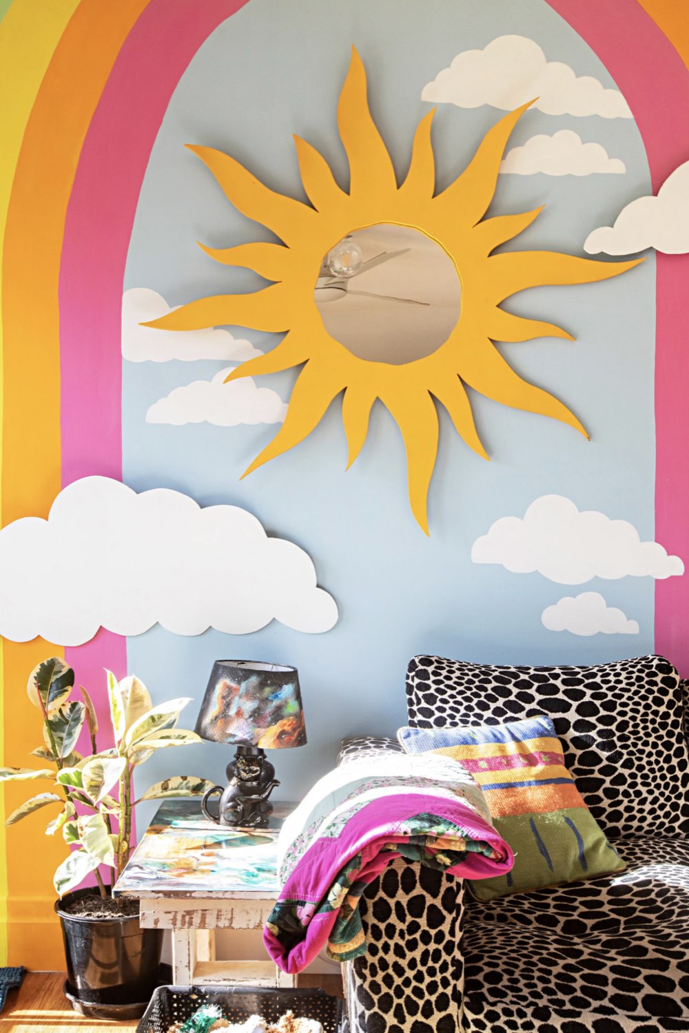 maison deco pop hyper coloree fresque murale arc en ciel soleil nuage couleur