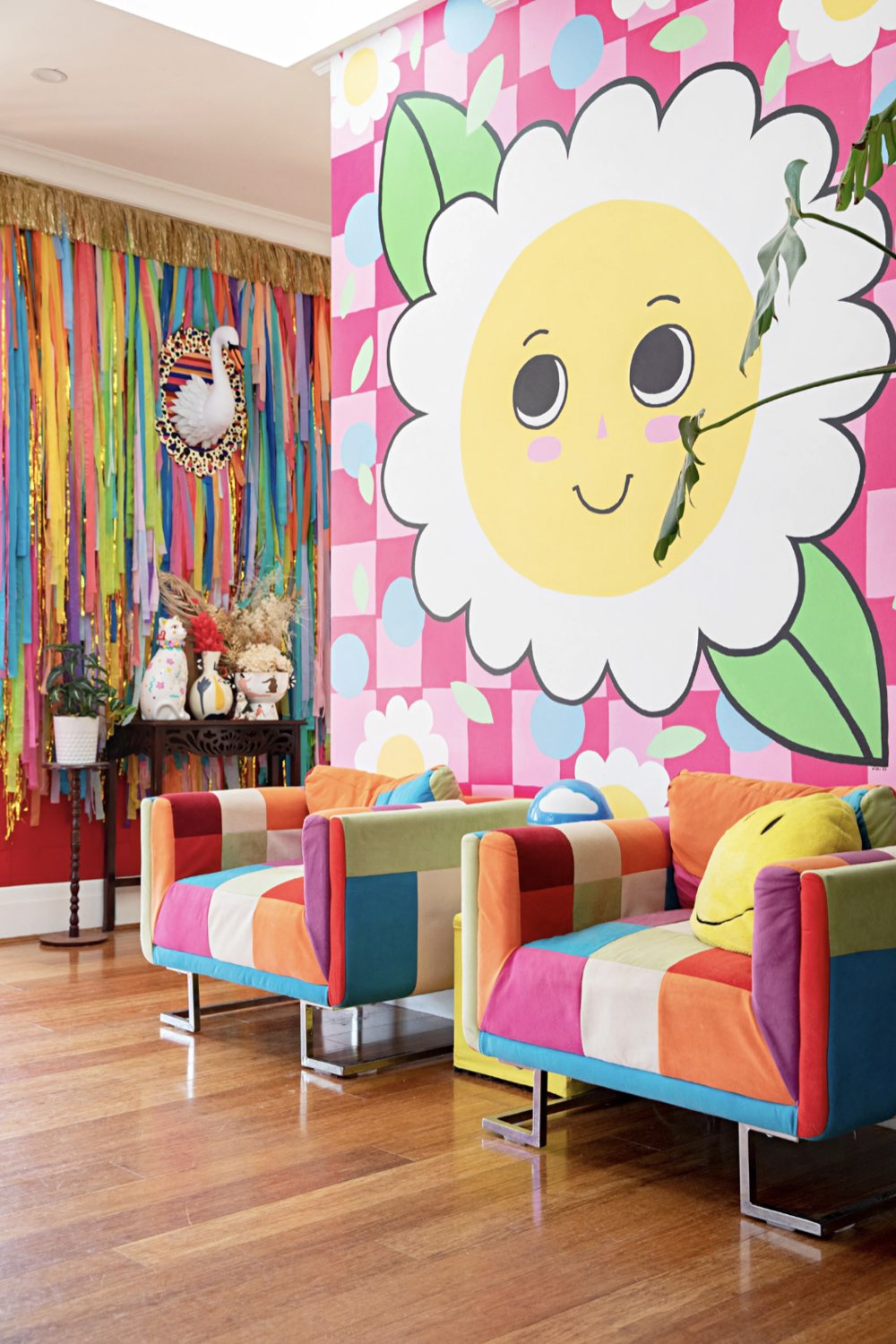 maison deco pop hyper coloree entrée couleur fauteuil à carreaux multicolore fresque peinture originale