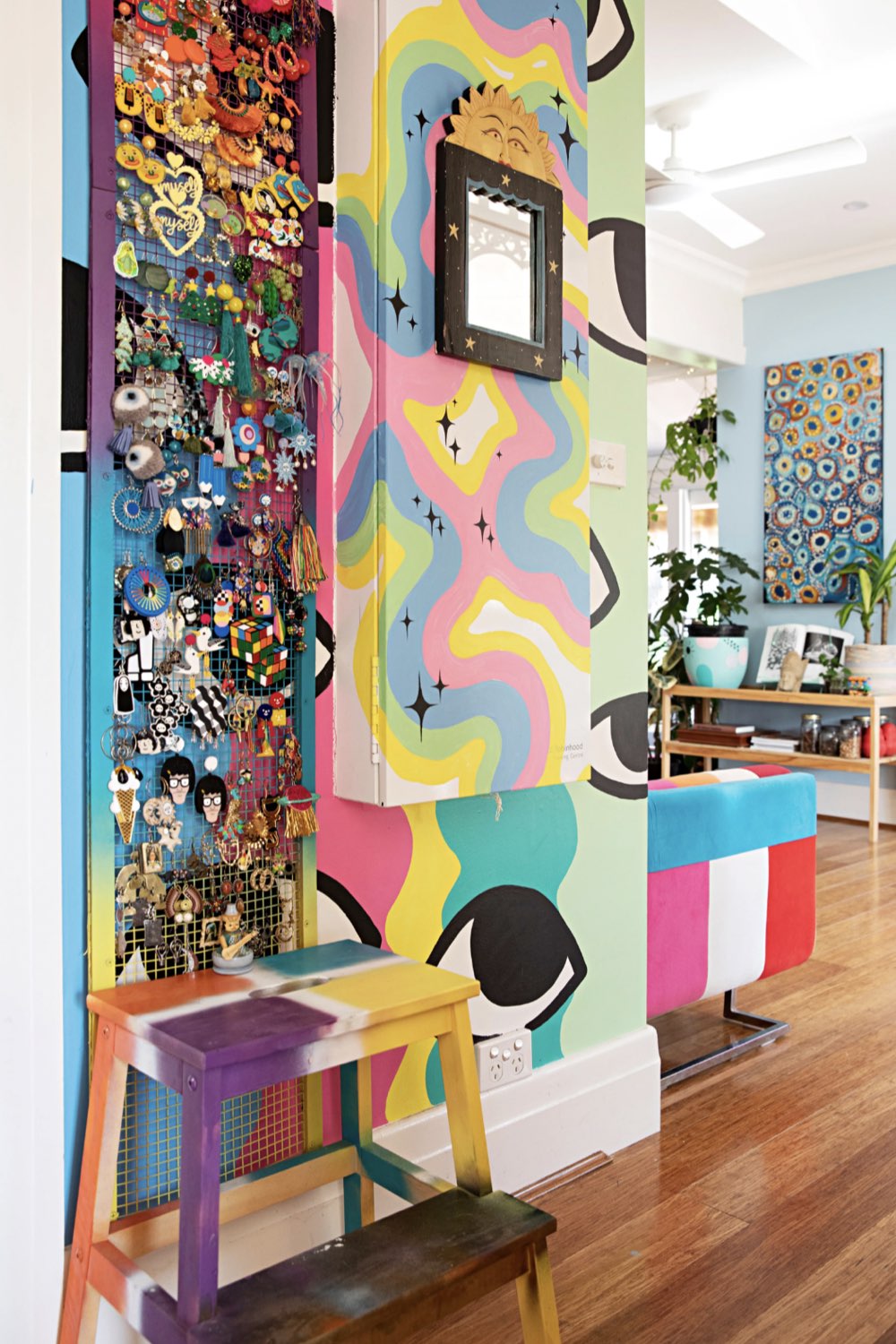 maison deco pop hyper coloree détail décoration murale fresque peinture color bloc