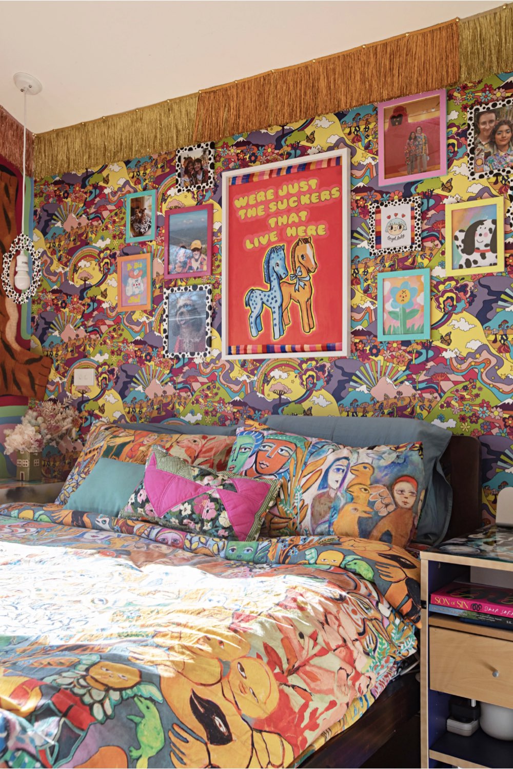 maison deco pop hyper coloree chambre à coucher adulte fresque Beatles peinture maximaliste
