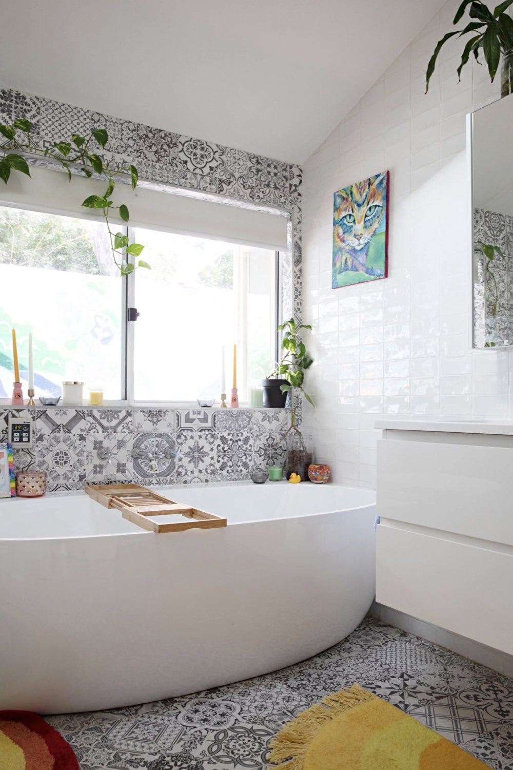 maison deco pop hyper coloree salle de bain avec baignoire mur carreaux de ciment gris