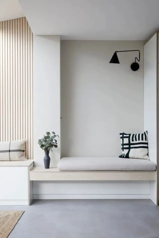 mobilier salon banquette canape moderne épuré minimaliste couleur neutre tasseaux de bois