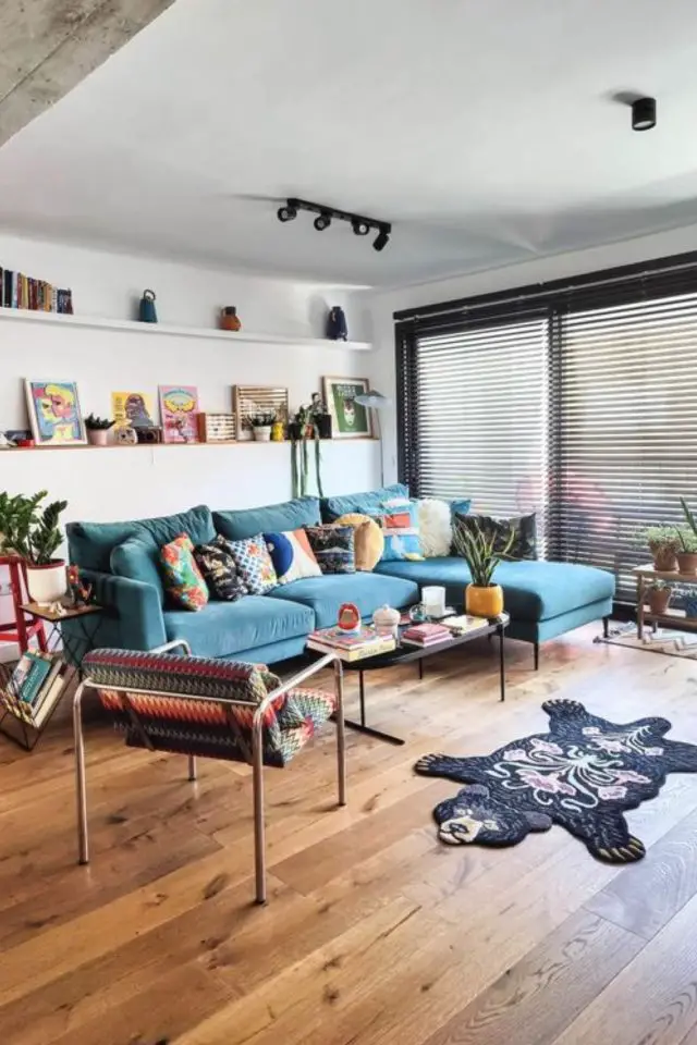 mobilier salon banquette canape d'angle coloré bleu grand séjour moderne vintage familial