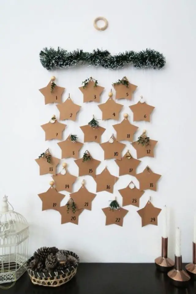 noel calendrier avent a faire soi-meme petites étoiles en papier kraft facile à faire pas cher suspendu branche d'arbre