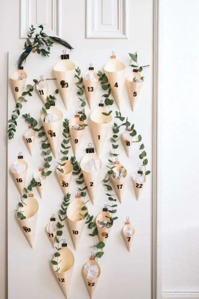 noel calendrier avent a faire soi-meme petit cornet en papier à accrocher avec pinces déco eucalyptus naturel