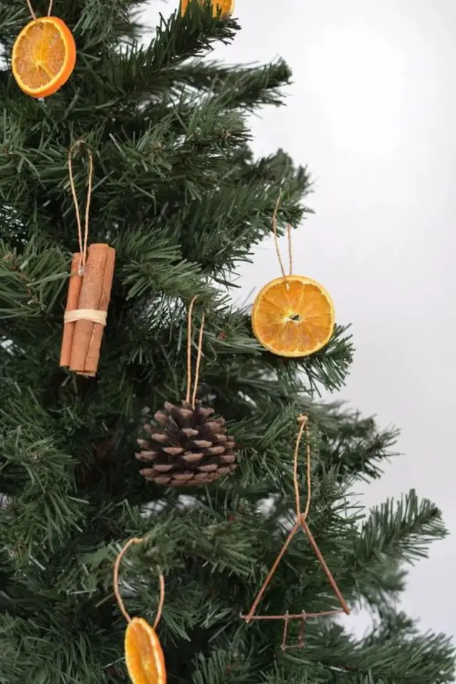 noel eco-responsable facile décoration sapin naturel pomme de pin orange séchées et cannelle