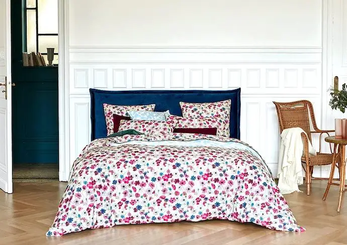 parure de lit moderne haut de gamme Anne de Solène imprimé floral chambre printanière