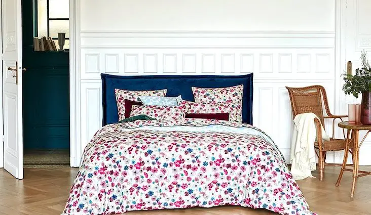parure de lit moderne haut de gamme Anne de Solène imprimé floral chambre printanière