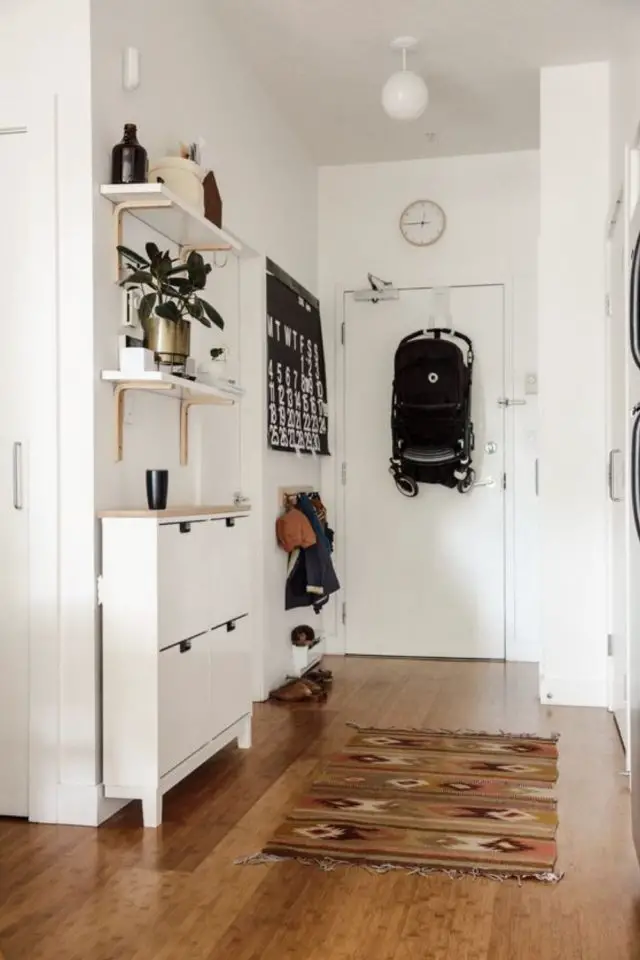 photos petite entree appartement carrée ouverte meuble à chaussures étagère moderne