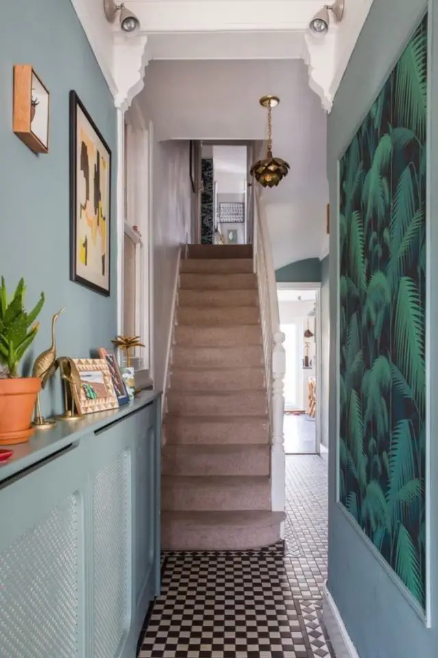photos petite entree appartement avec escalier papier peint et cache radiateur