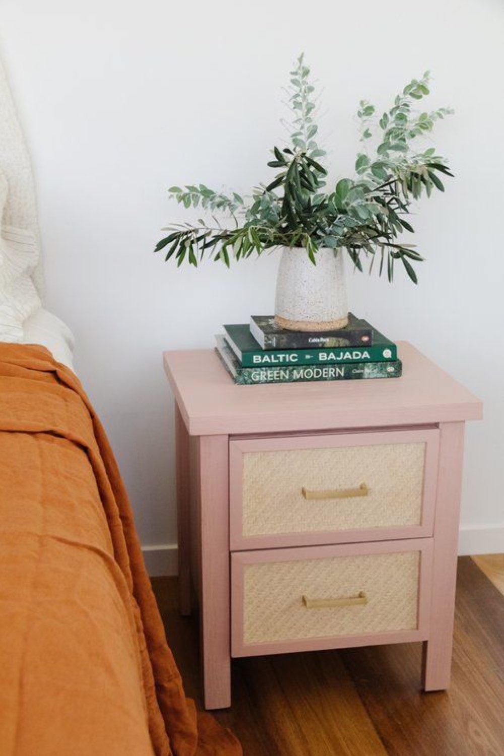 relooking table de chevet exemple peinture tiroir cannage rose romantique