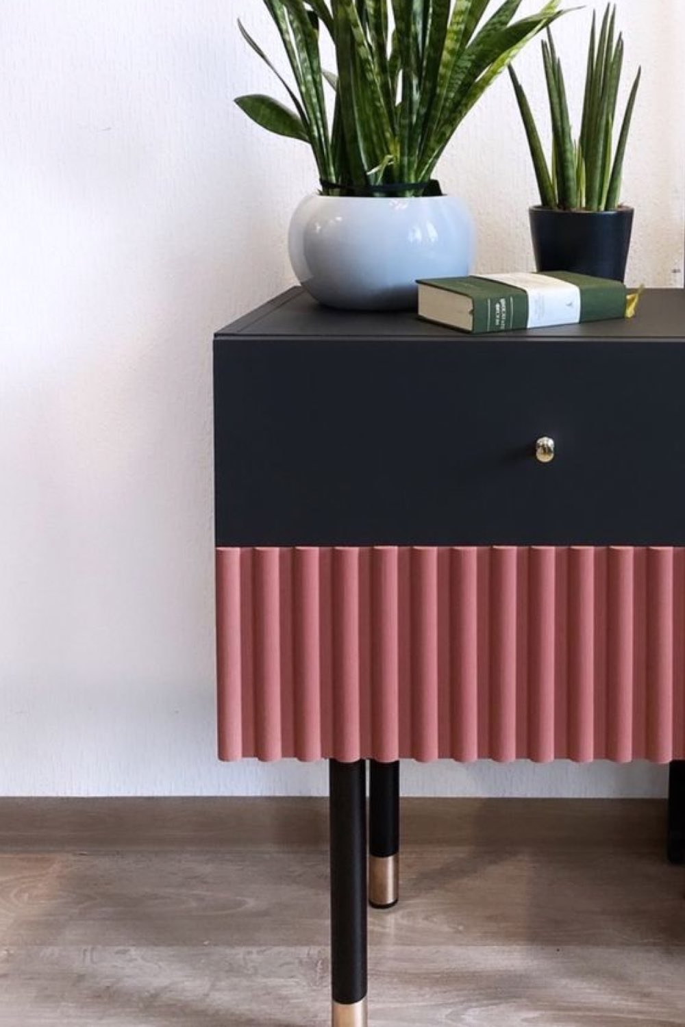 relooking table de chevet exemple deux couleurs bicolore peinture texturé cannelé rose et noir