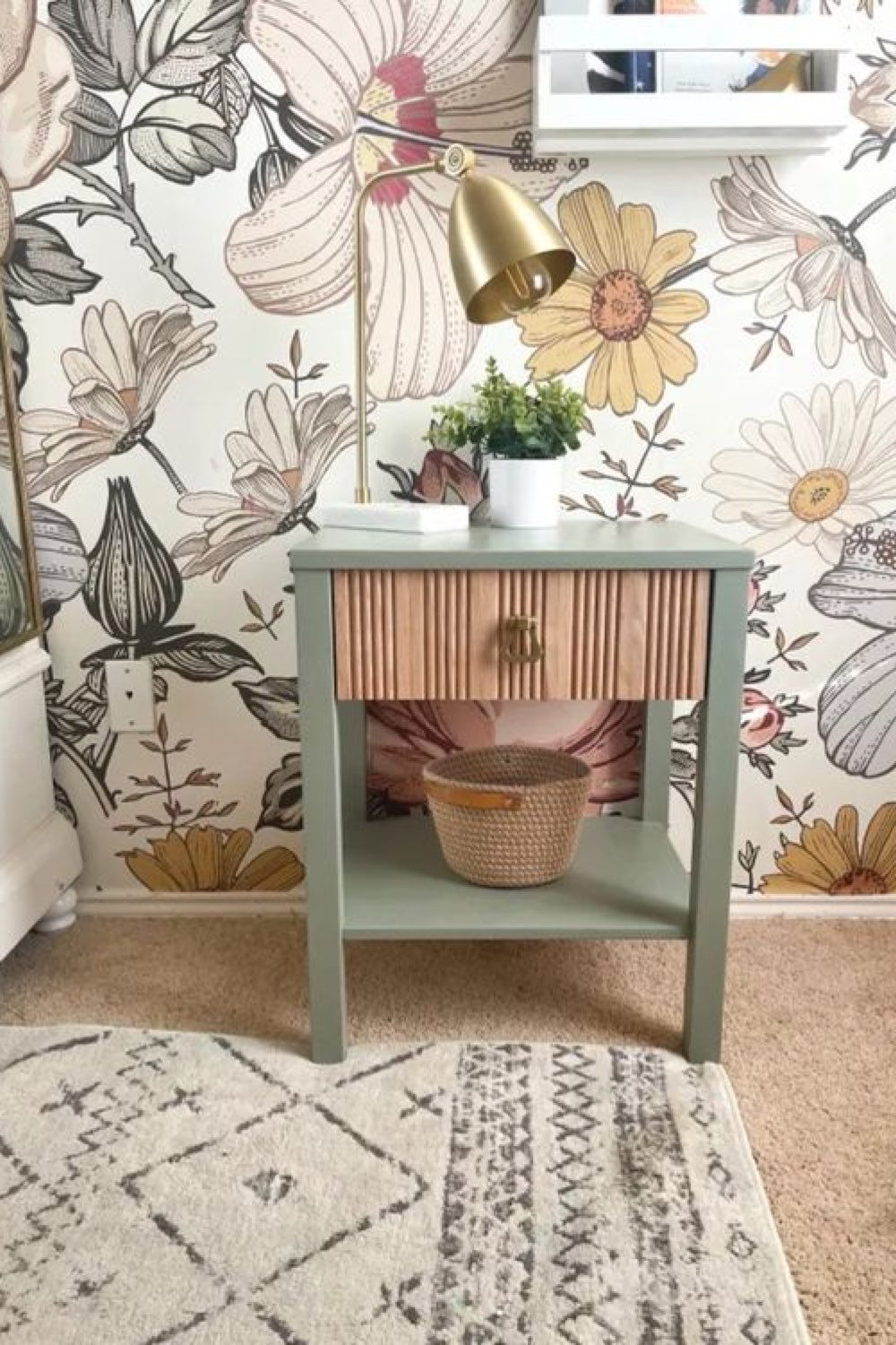relooking table de chevet exemple moderne couleur vert sauge et bois chambre romantique papier peint à fleurs
