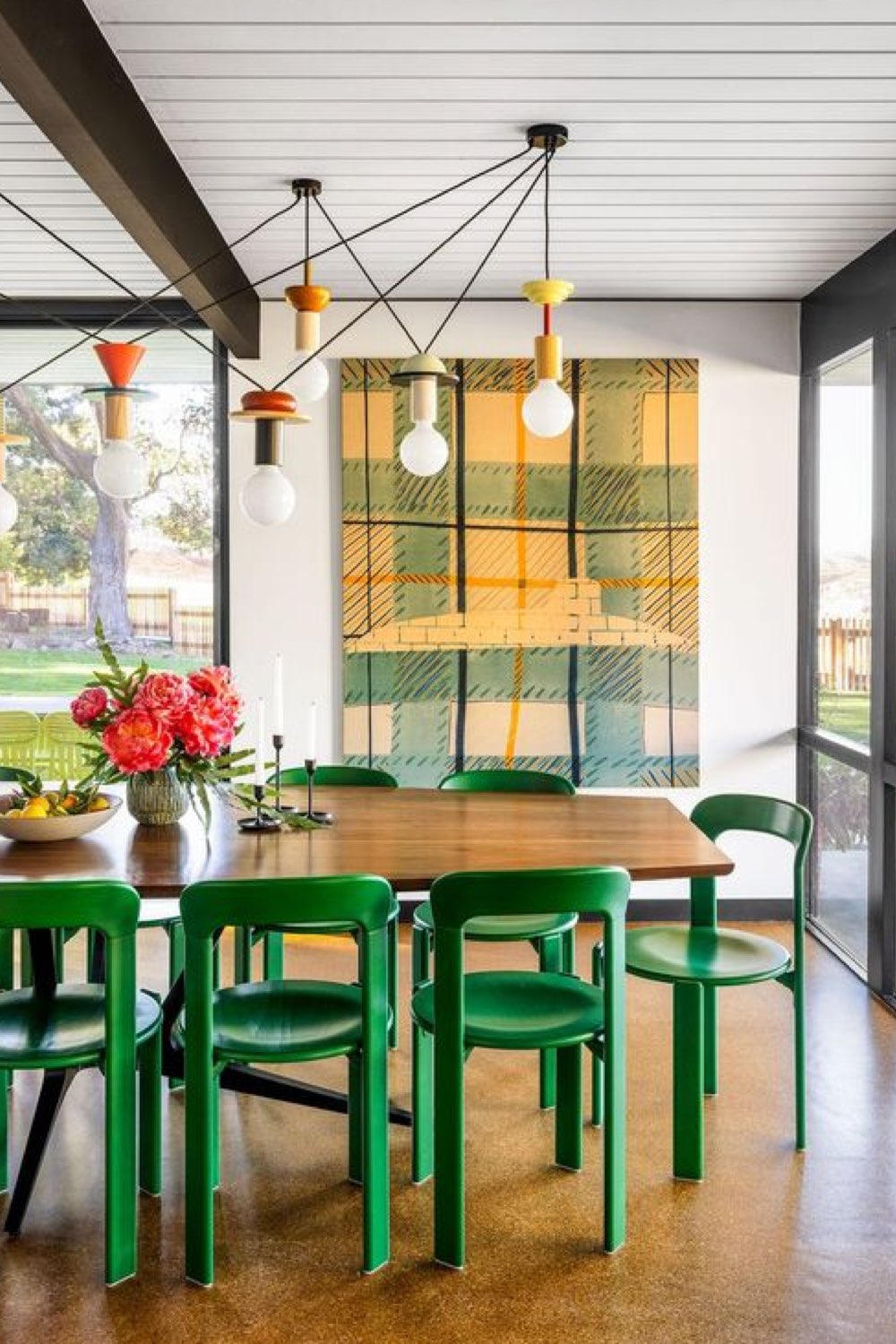 salle a manger deco style vintage moderne grande table en bois rétro chaises fauteuil de table vert design luminaire suspension originale tenture murale tartan