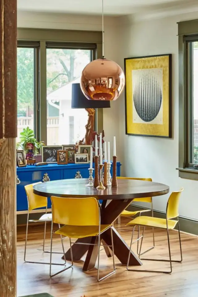 salle a manger deco style vintage moderne chaises années 60 jaune table ronde suspension métallique cuivrée buffet bleu