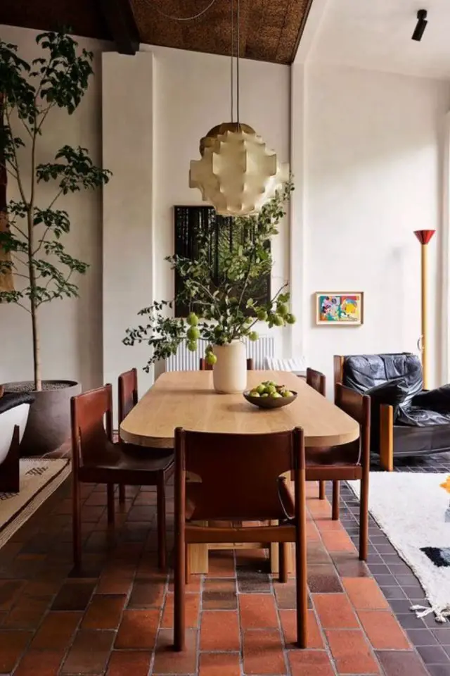 salle a manger deco style vintage moderne table ovale en bois chaise élégante en cuir et bois luminaire suspension design