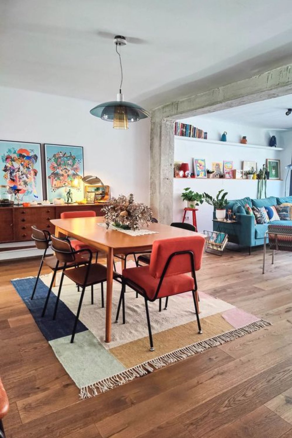 salle a manger deco style vintage moderne ouverte sur le salon mur peinture blanc chaises couleurs tapis enfilade ancienne