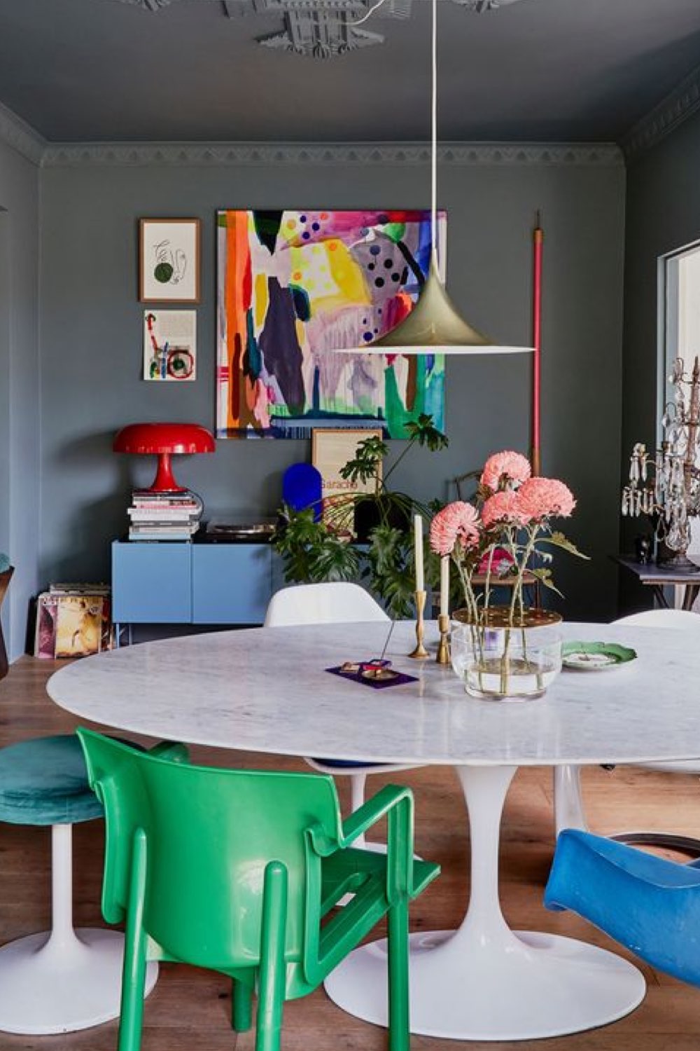 salle a manger deco style vintage moderne peinture mur bleu couleur chaises dépareillées verte table Tulipe blanche