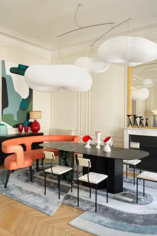 salle a manger deco style vintage moderne table oblongue ovale noire design banquette orange luminaire original 