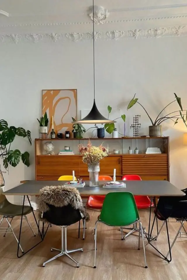 salle a manger deco style vintage moderne chaises rétro colorées dépareillées table noire meuble buffet années 50