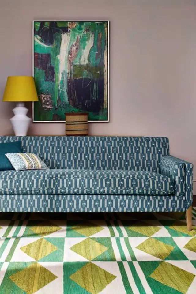 salon original canape motif tissus imprimé bleu mur rose tapis vert vintage