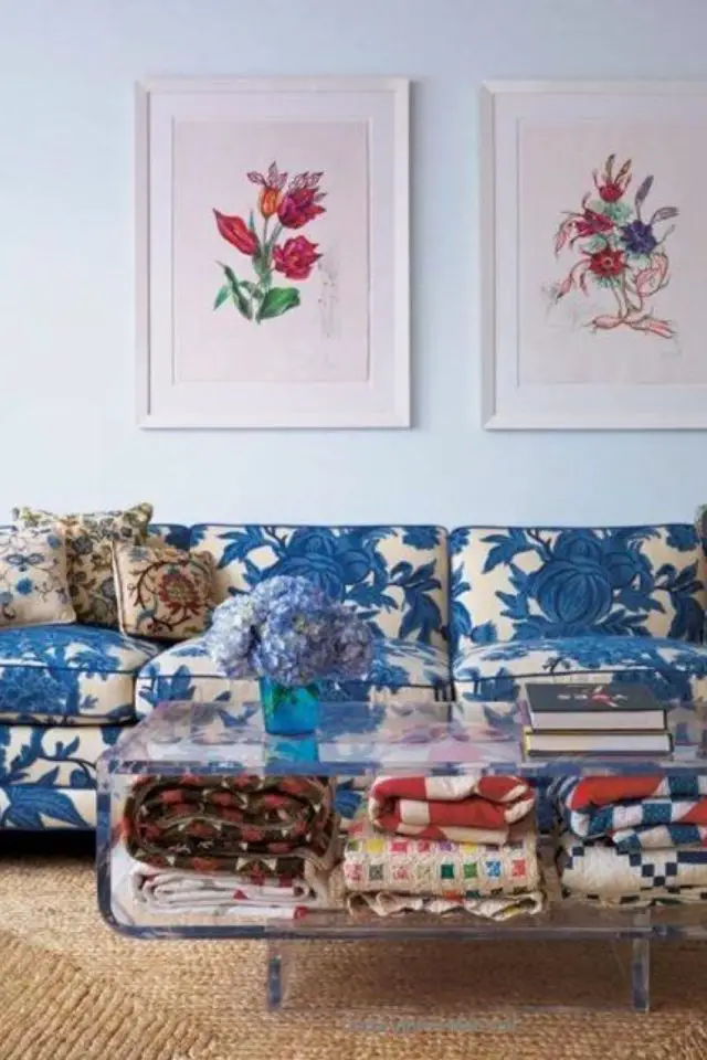 salon original canape motif imprimé classique chic floral bleu sur fond blanc
