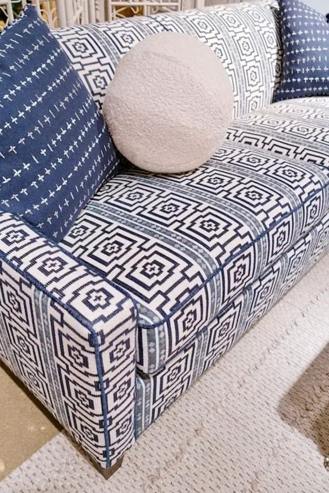 salon original canape motif inspiration méditerranéenne bleue et blanche