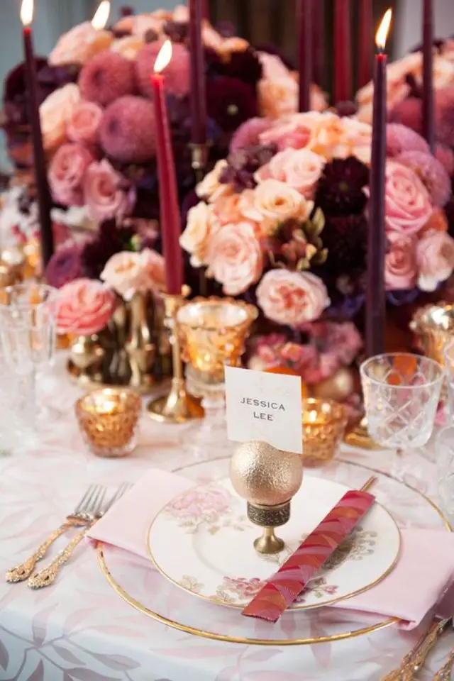 theme mariage asiatique decoration table fleur or rose rouge