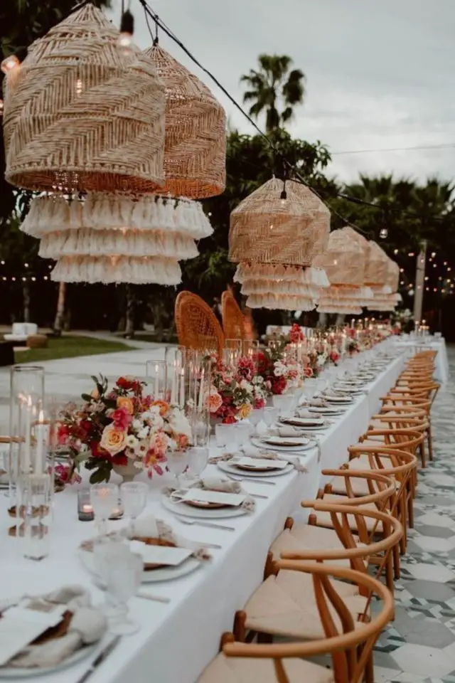 theme mariage boheme decoration table élégante nappe blanche luminaire macramé et bambou