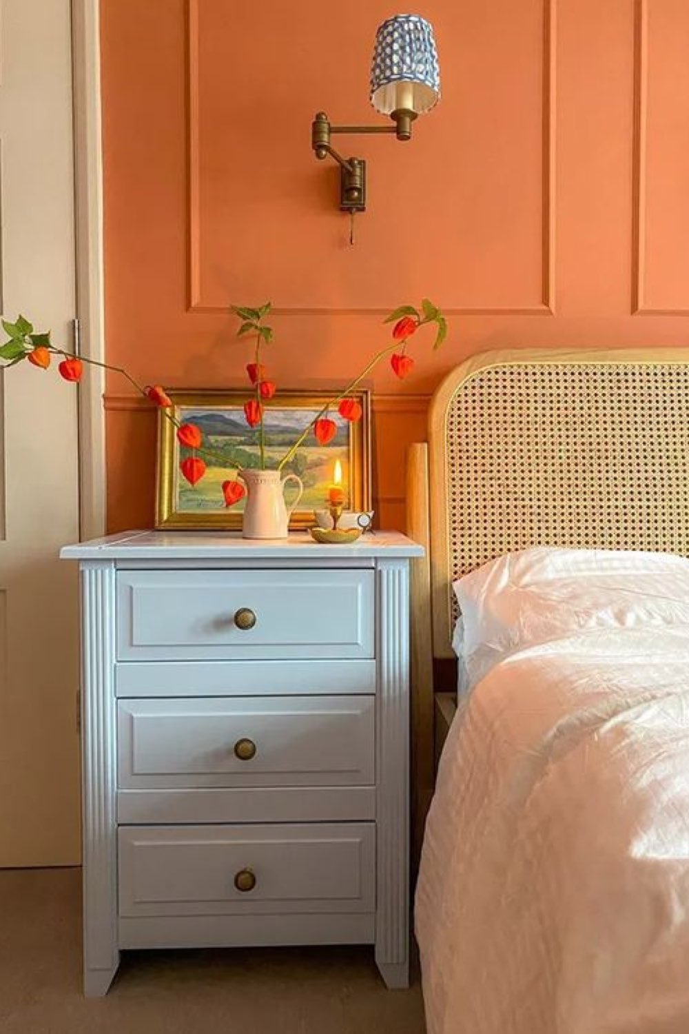 touche de couleur chambre adulte exemple mur orange peinture moulure table de nuit bleu clair choix étonnant