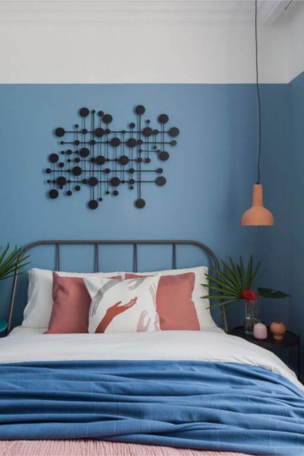 touche de couleur chambre adulte exemple grand soubassement bleu hauteur luminaire suspension design orange