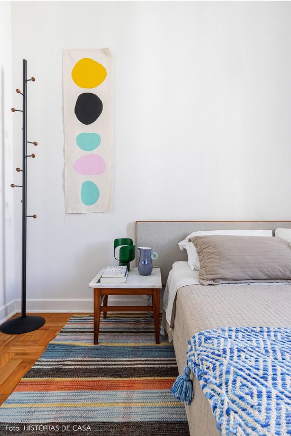 touche de couleur chambre adulte exemple petite déco murale moderne rond colorés jeté de lit bleu et blanc