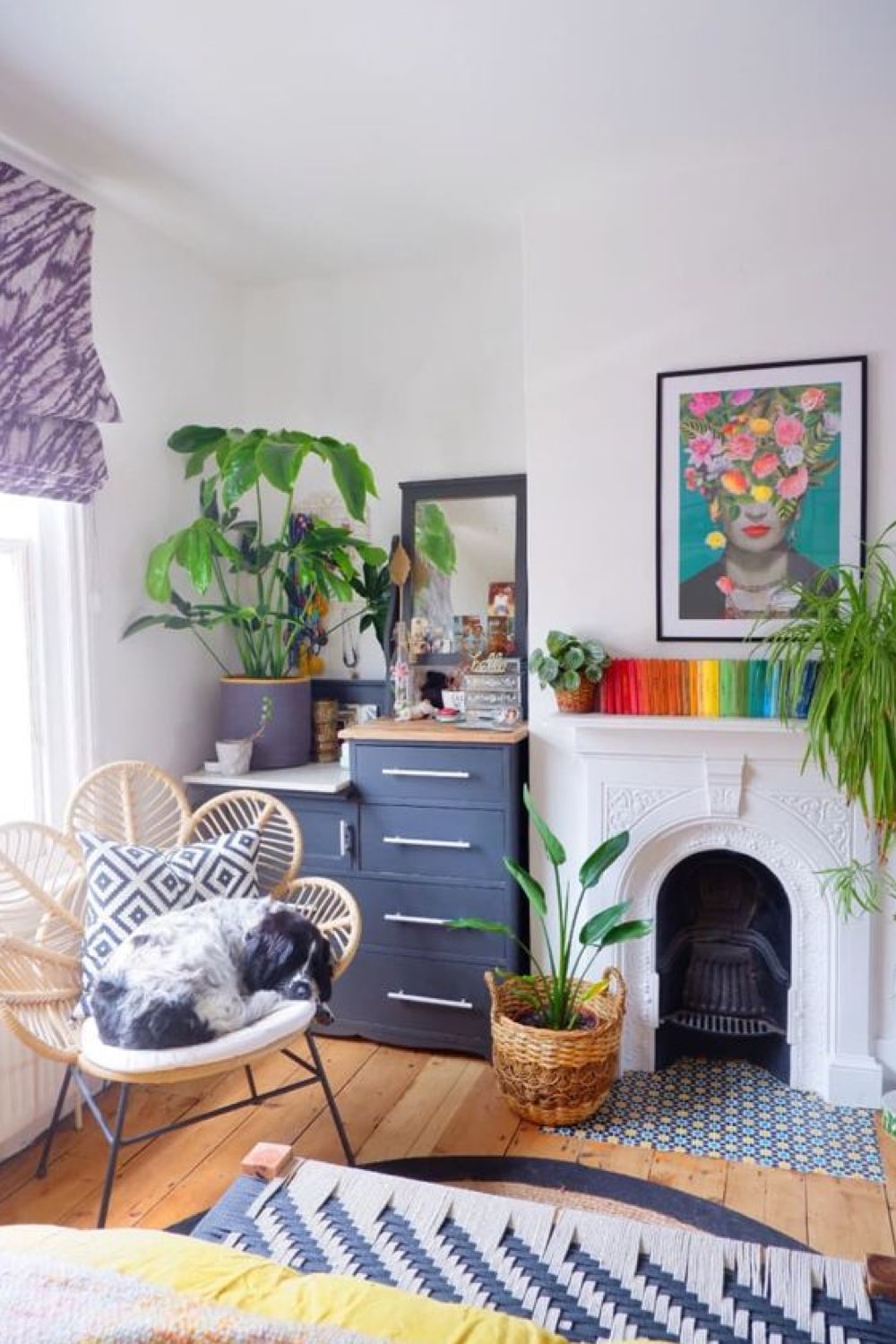 touche de couleur chambre adulte exemple meuble de rangement bleu affiche encadrée accrochée au mur dessus cheminée objets décoratifs multicolores