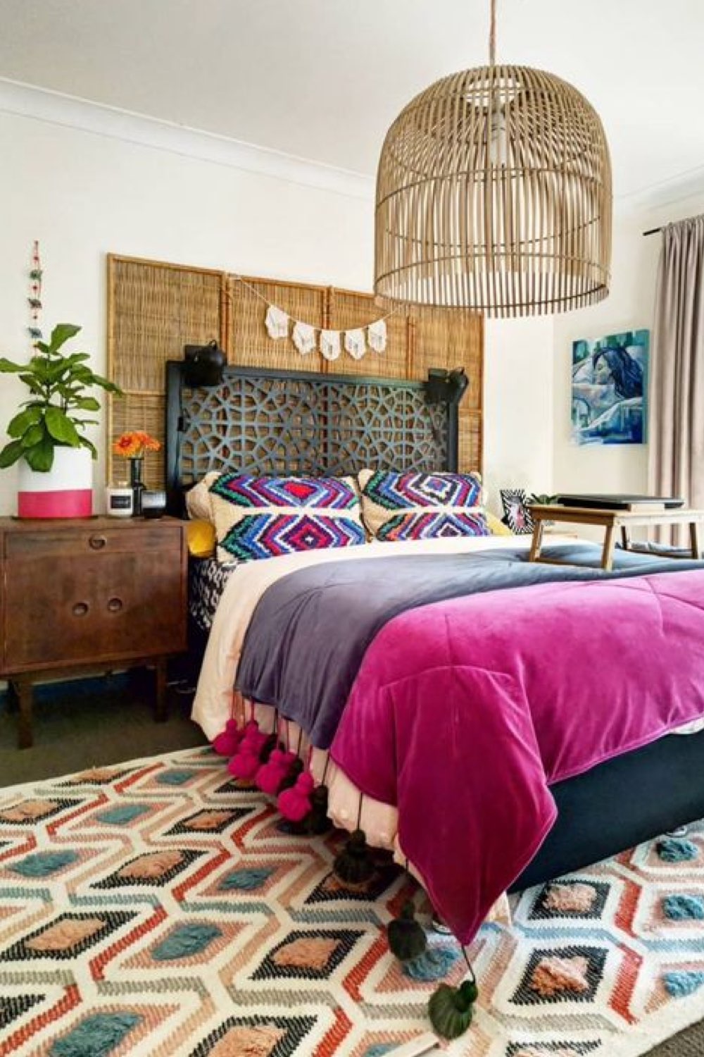 touche de couleur chambre adulte exemple style bohème boho hippie tapis motif vintage jetée de lit en velours prune