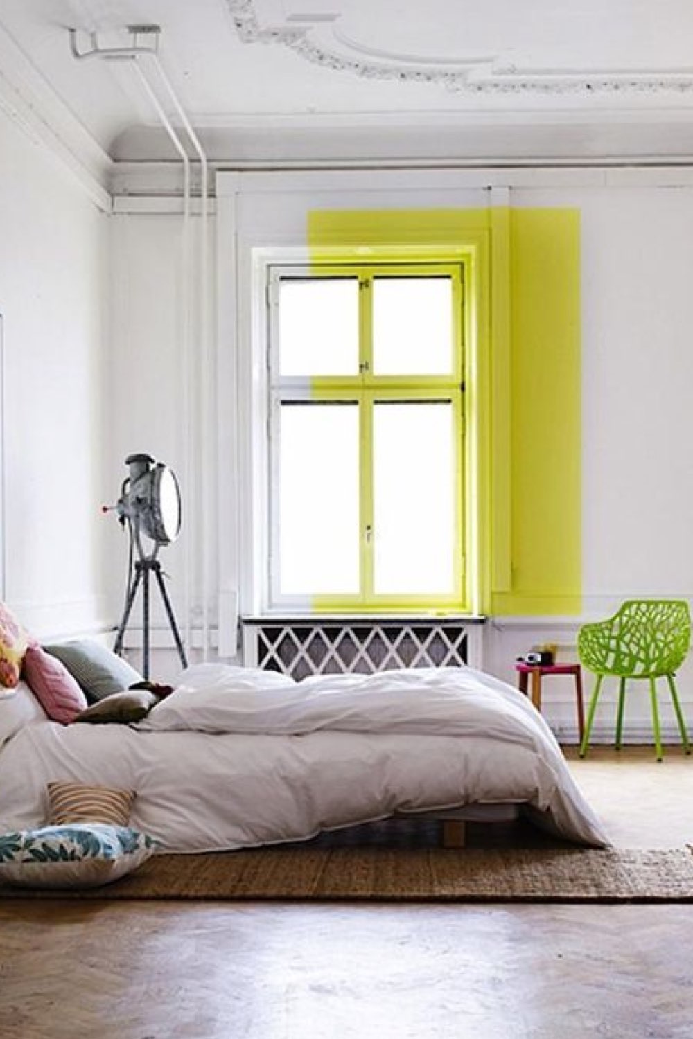 touche de couleur chambre adulte exemple peinture boiserie fenêtre jaune peinture mur blanc original