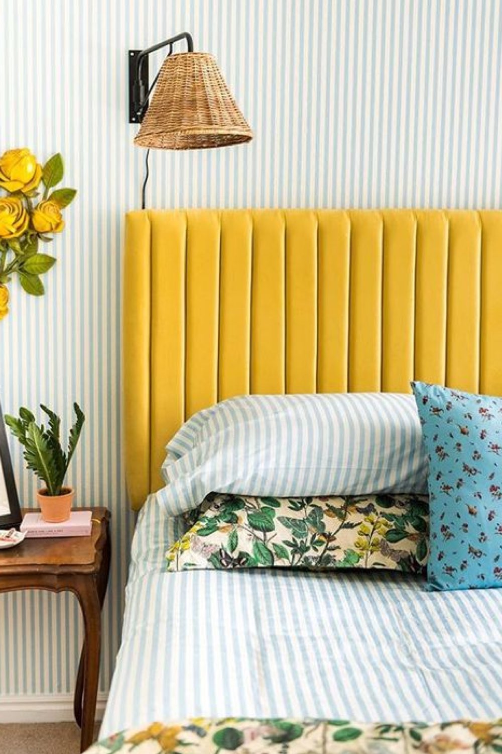 touche de couleur chambre adulte exemple tête de lit en velours jaune texturé capitonné moderne papier peint et parure de lit fines rayures bleu clair