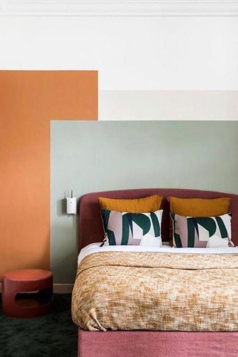 touche de couleur chambre adulte exemple peinture murale orange terracotta vert sauge tête de lit brun chic