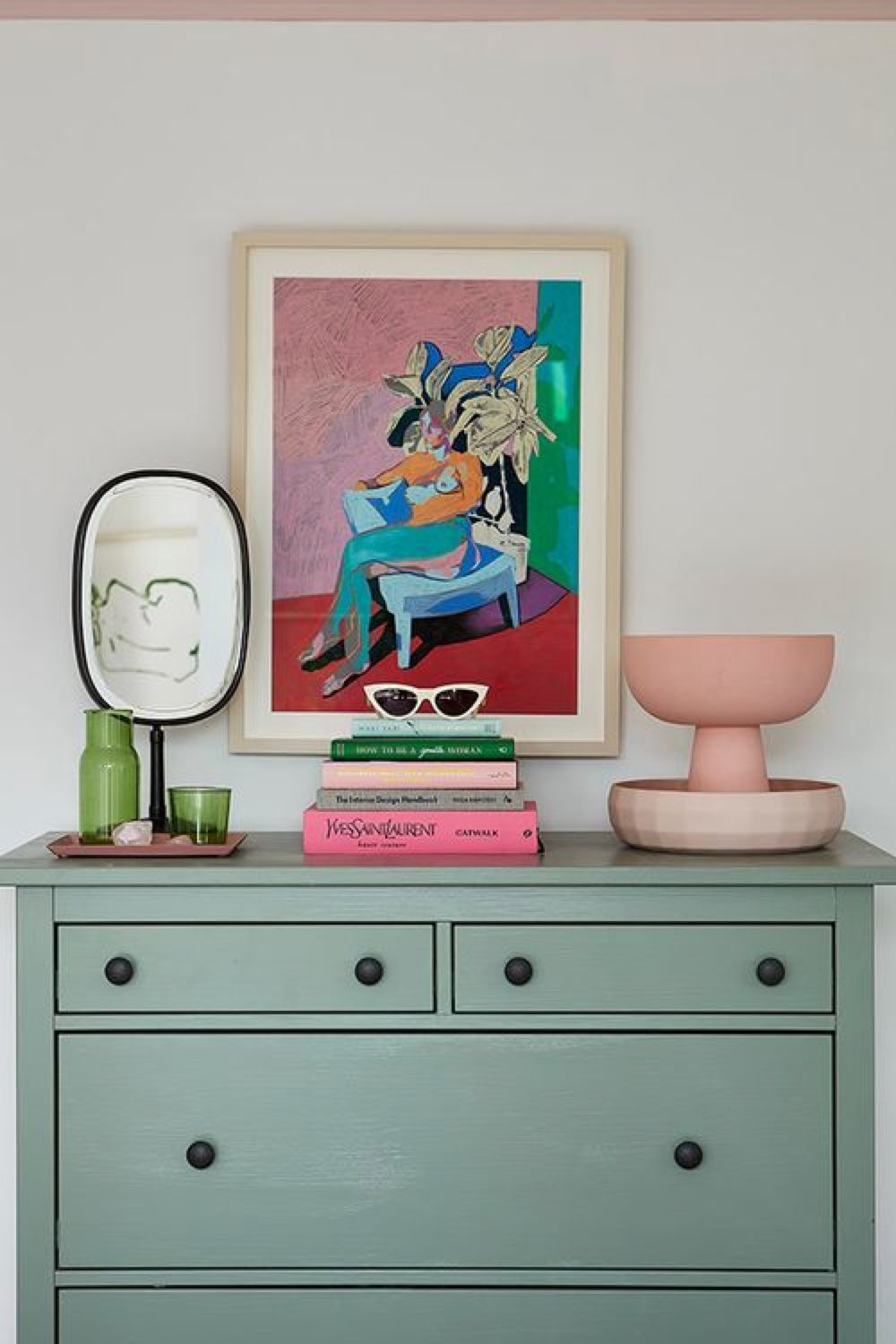 touche de couleur chambre adulte exemple commode vert sauge objet décoratif rose pastel tableau affiche encadrée murale bicolore
