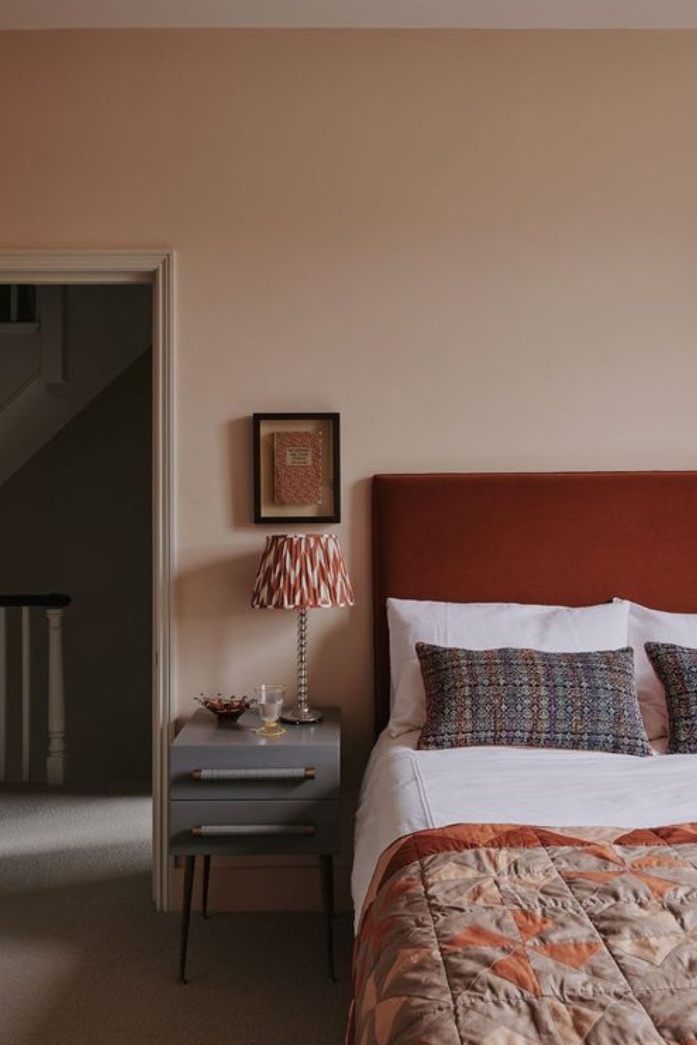 touche de couleur chambre adulte exemple chic et élégant mur rose poudré ancien tête de lit terracotta brun intense feutré