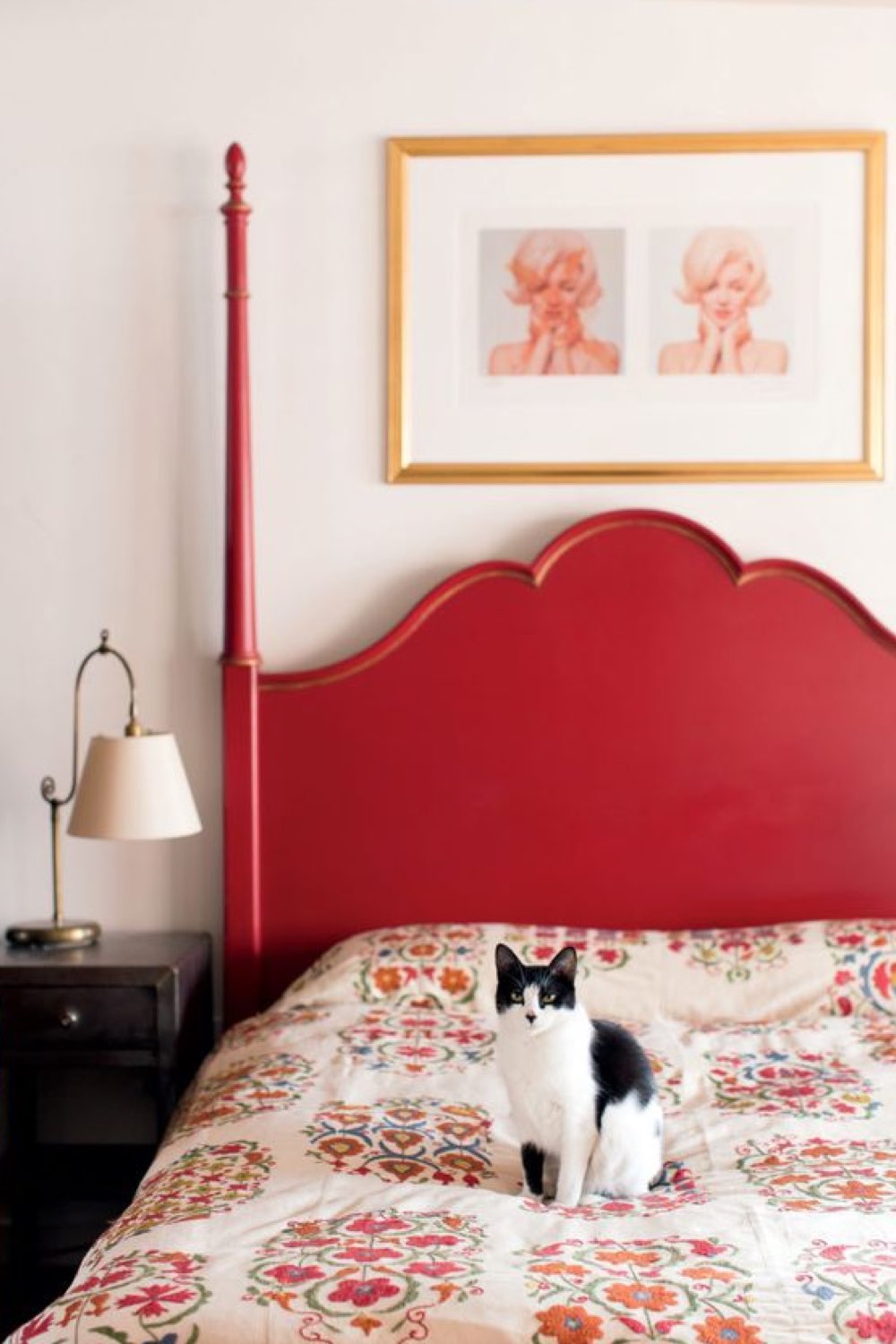 touche de couleur chambre adulte exemple tête de lit rouge brique en bois relookée récup' affiche encadrée line de lit fleuri