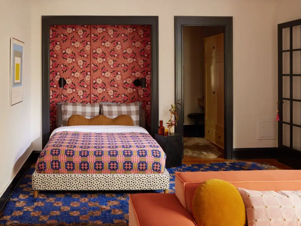 visite deco appartement colore motif eclectique chambre adulte papier peint alcôve tête de lit mélange juxtaposition 