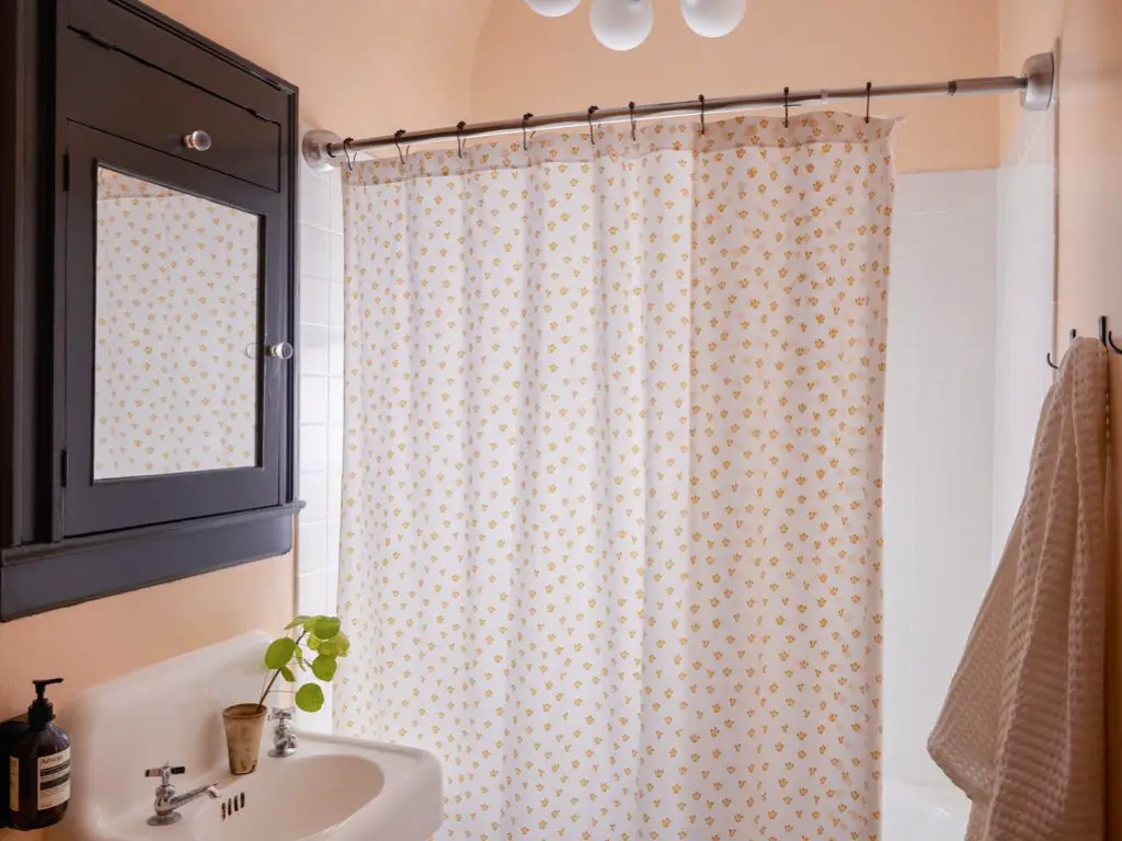 visite deco appartement colore motif eclectique salle de bain unie couleur beige rosé nude rideau de douche blanc petit motif