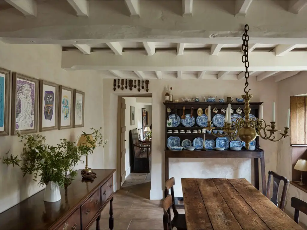 visite deco cottage anglais xviieme siecle salle à manger poutre plafond meuble ancien en bois collection assiette porcelaine bleue