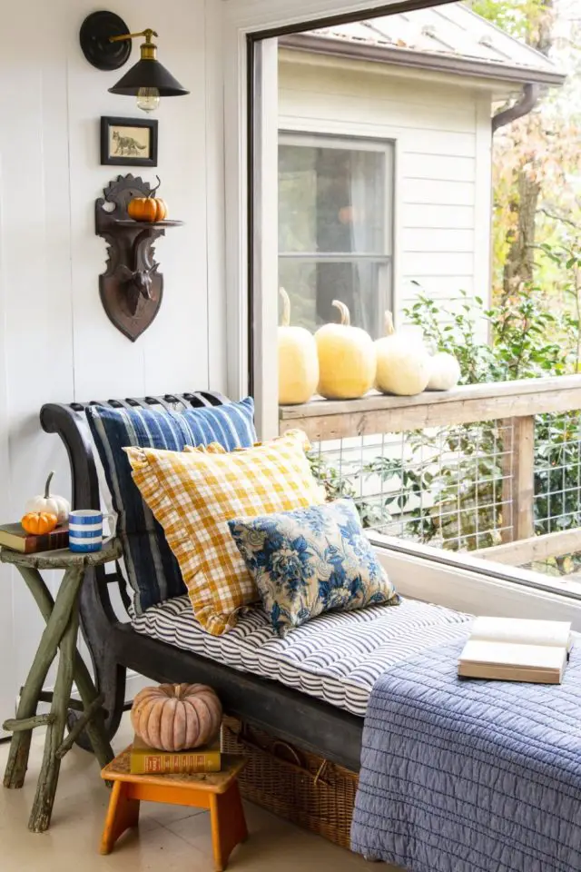 visite deco cottage charmant montagne banquette près d'une fenêtre profiter du jardin