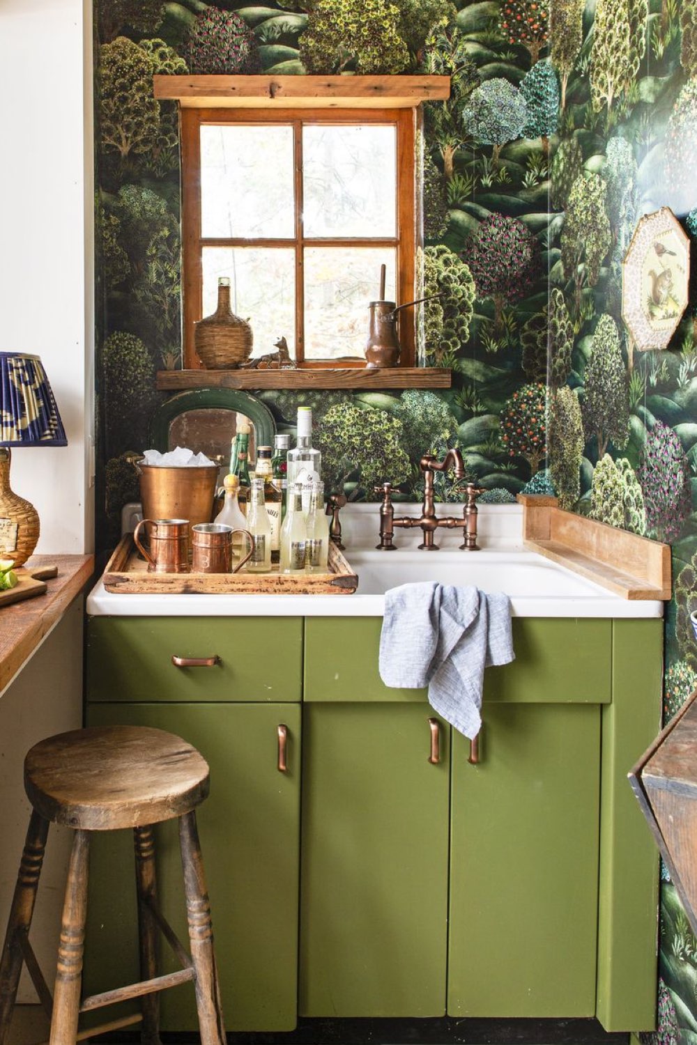 visite deco cottage charmant montagne meuble couleur vert olive papier peint motif végétal coin bar