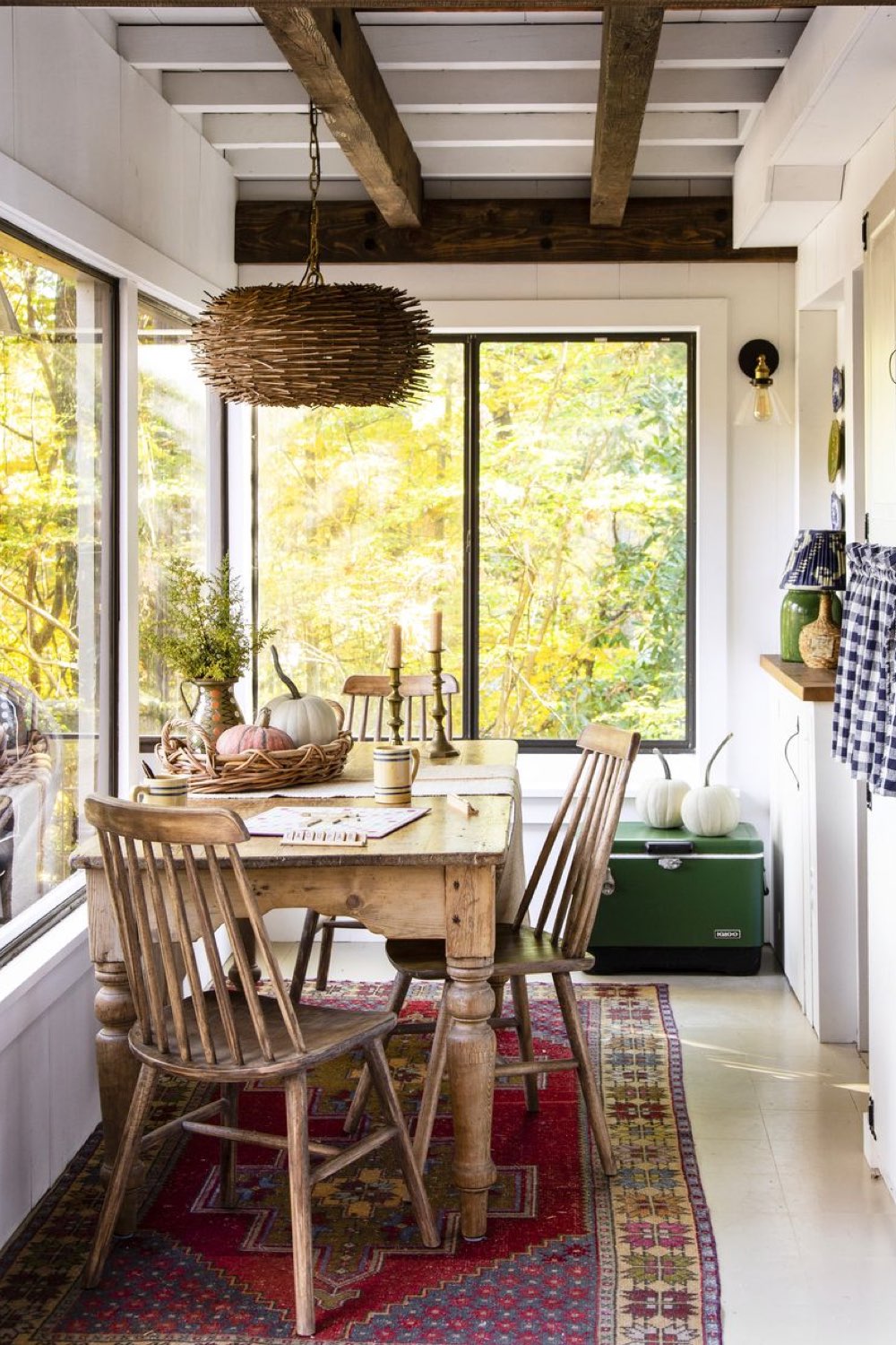 visite deco cottage charmant montagne loggia vitrée espace salle à manger coin petite table tapis coloré meuble en bois