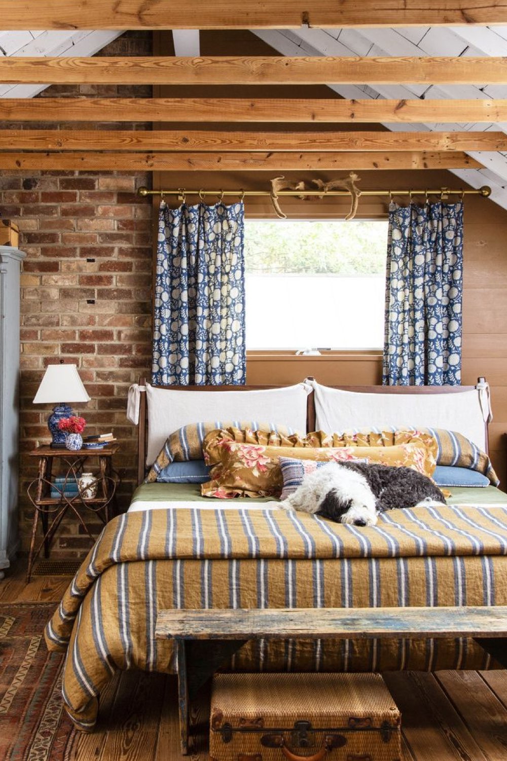 visite deco cottage charmant montagne chambre à coucher adulte chalet poutre en bois mur en pierre parure de lit à rayure